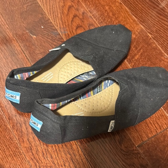 Toms Black Moccasin Slip-Ons with Minimalist Design - Picture 3 of 3